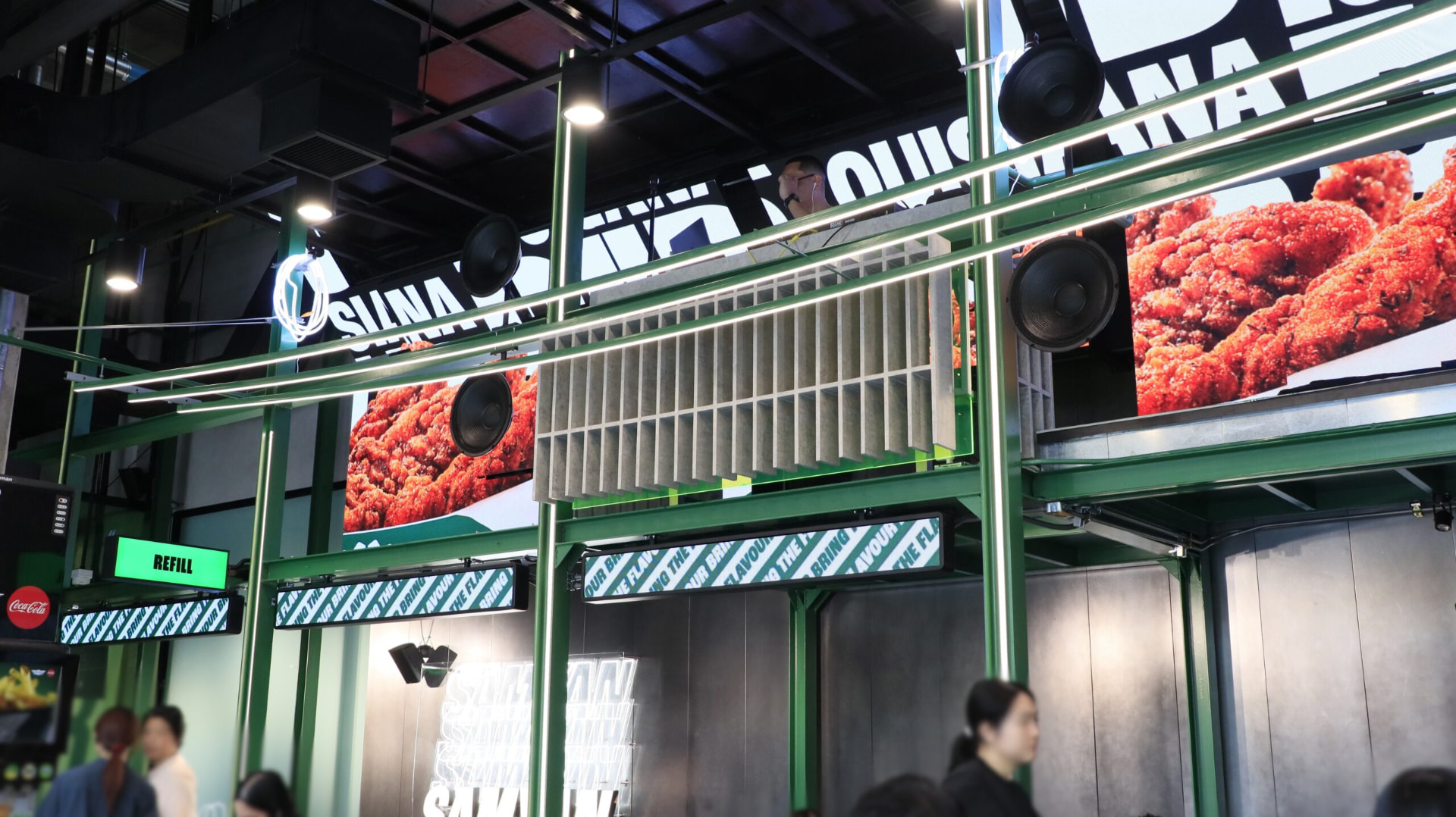 Wingstop Samyan Mitrtown LED Display: More than just showing images, it creates a captivating atmosphere for the entire restaurant. project photo 6