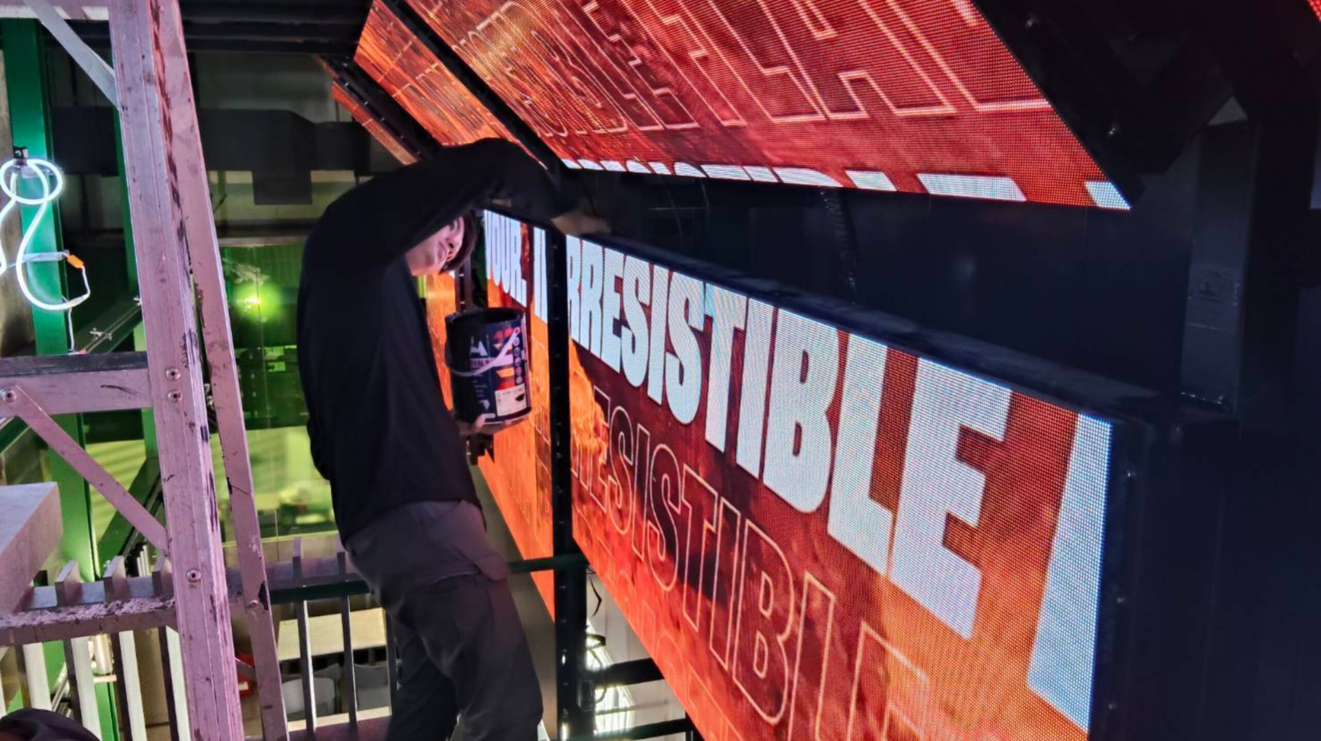 Wingstop Samyan Mitrtown LED Display: More than just showing images, it creates a captivating atmosphere for the entire restaurant. project photo 16