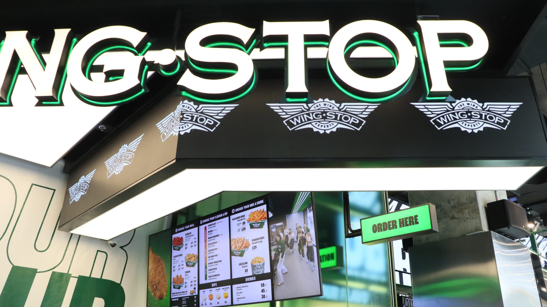 Wingstop Samyan Mitrtown LED Display: More than just showing images, it creates a captivating atmosphere for the entire restaurant. project photo 13