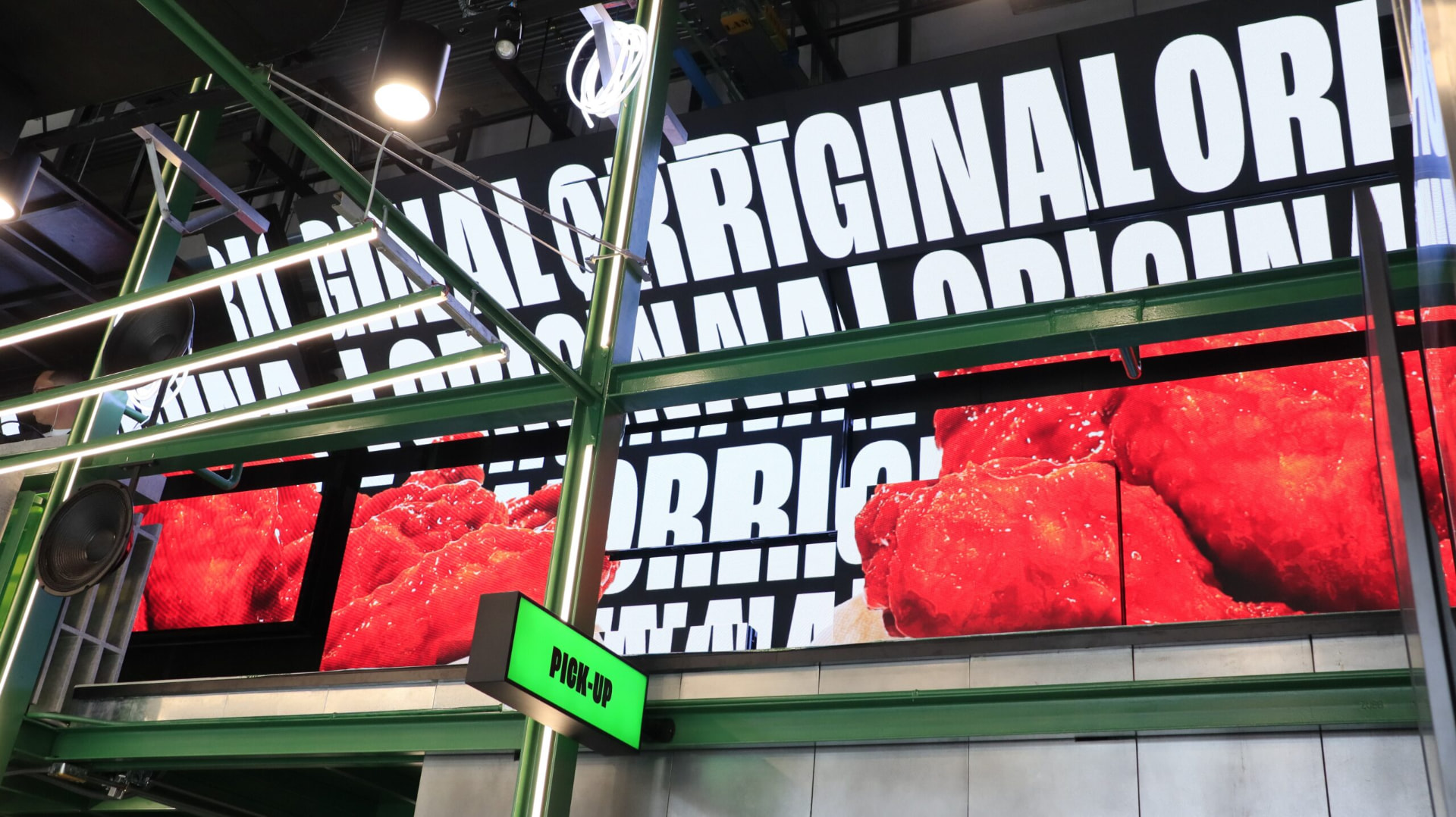 Wingstop Samyan Mitrtown LED Display: More than just showing images, it creates a captivating atmosphere for the entire restaurant. project photo 5