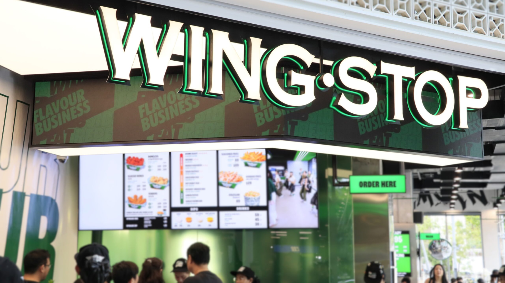 Wingstop Samyan Mitrtown LED Display: More than just showing images, it creates a captivating atmosphere for the entire restaurant. project photo 11