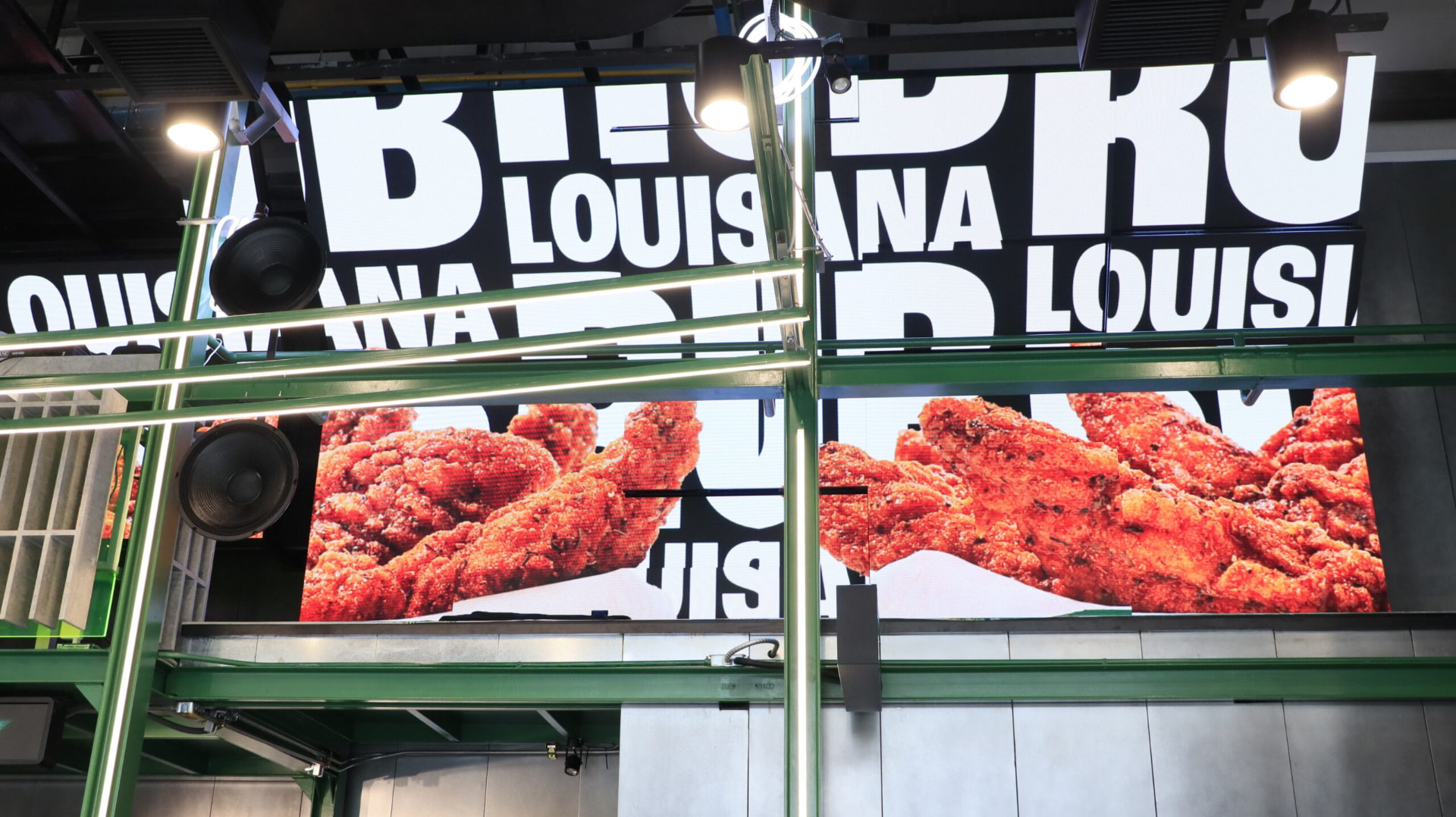 Wingstop Samyan Mitrtown LED Display: More than just showing images, it creates a captivating atmosphere for the entire restaurant. project photo 14