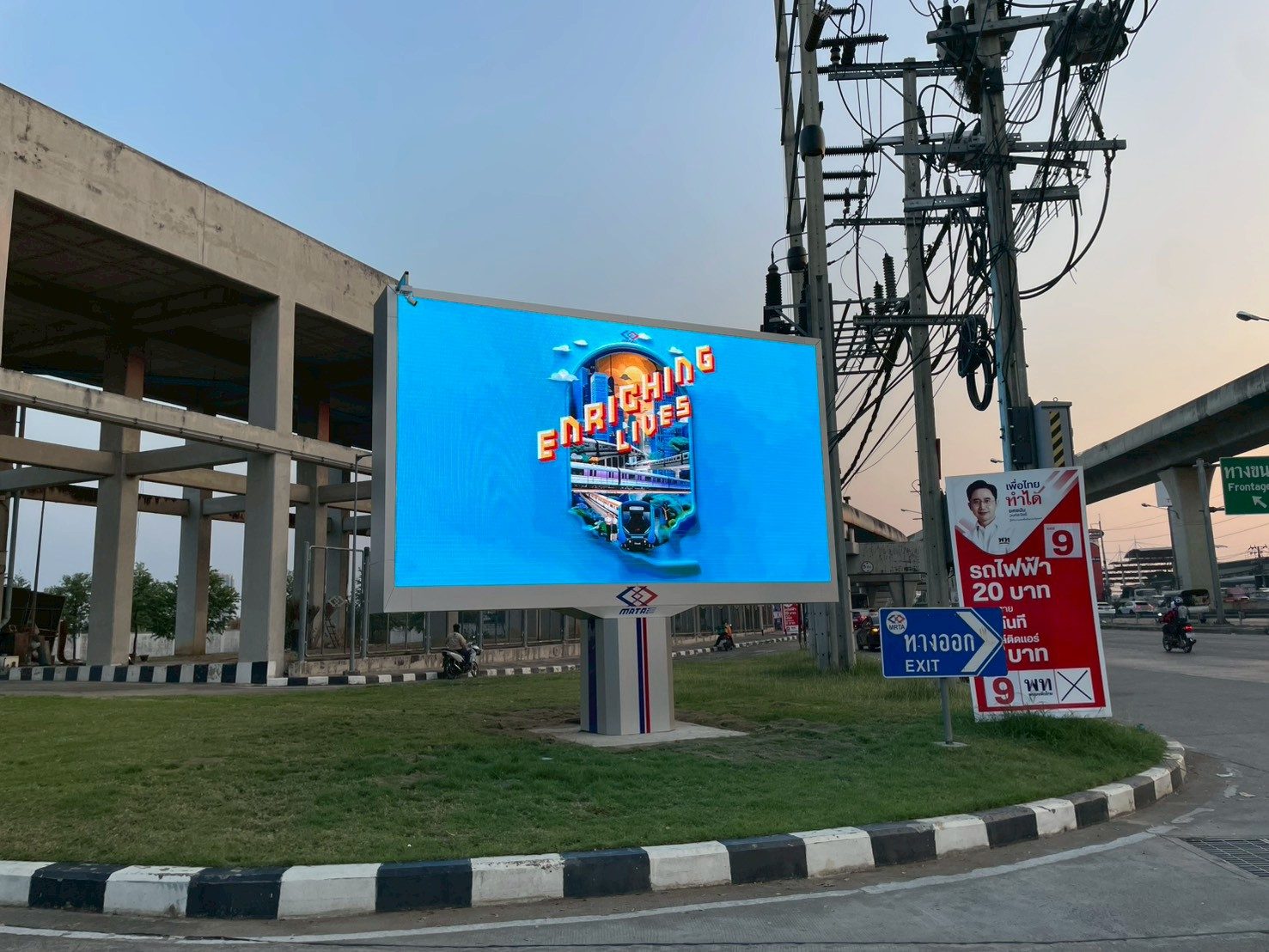 LED Public Information Display Installation Project for Mass Rapid Transit Authority of Thailand (MRTA) project photo 3