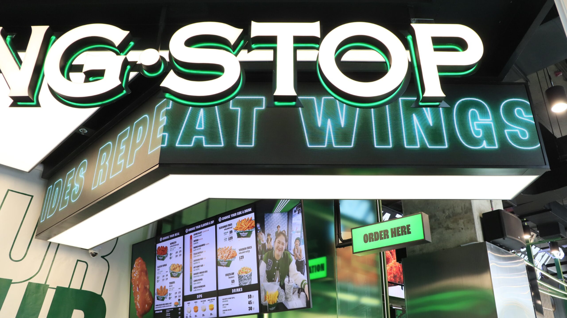 Wingstop Samyan Mitrtown LED Display: More than just showing images, it creates a captivating atmosphere for the entire restaurant. project photo 12