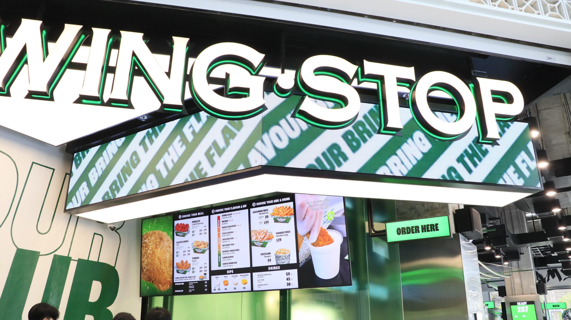 Wingstop Samyan Mitrtown LED Display: More than just showing images, it creates a captivating atmosphere for the entire restaurant. project photo 10