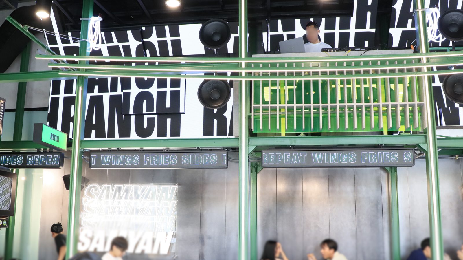 Wingstop Samyan Mitrtown LED Display: More than just showing images, it creates a captivating atmosphere for the entire restaurant. project photo 17