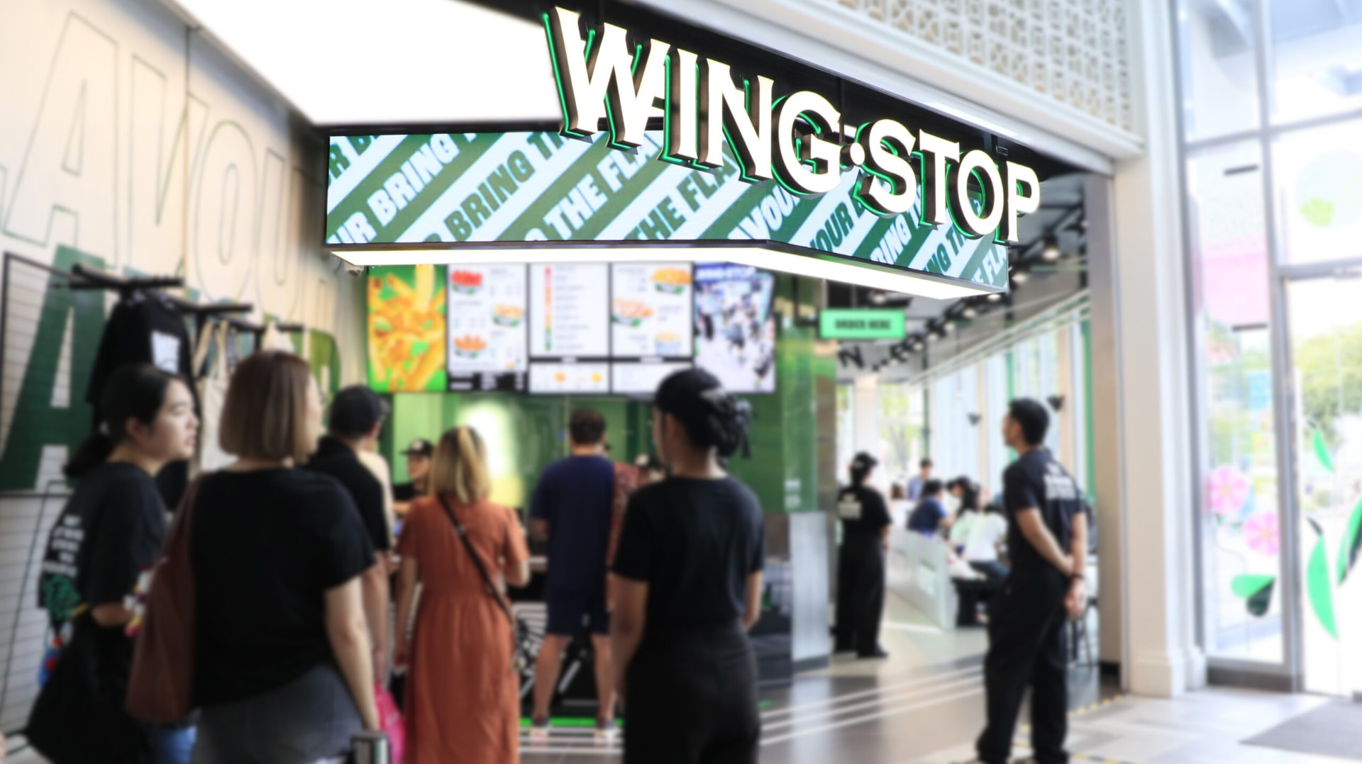 Wingstop Samyan Mitrtown LED Display: More than just showing images, it creates a captivating atmosphere for the entire restaurant. project photo 1