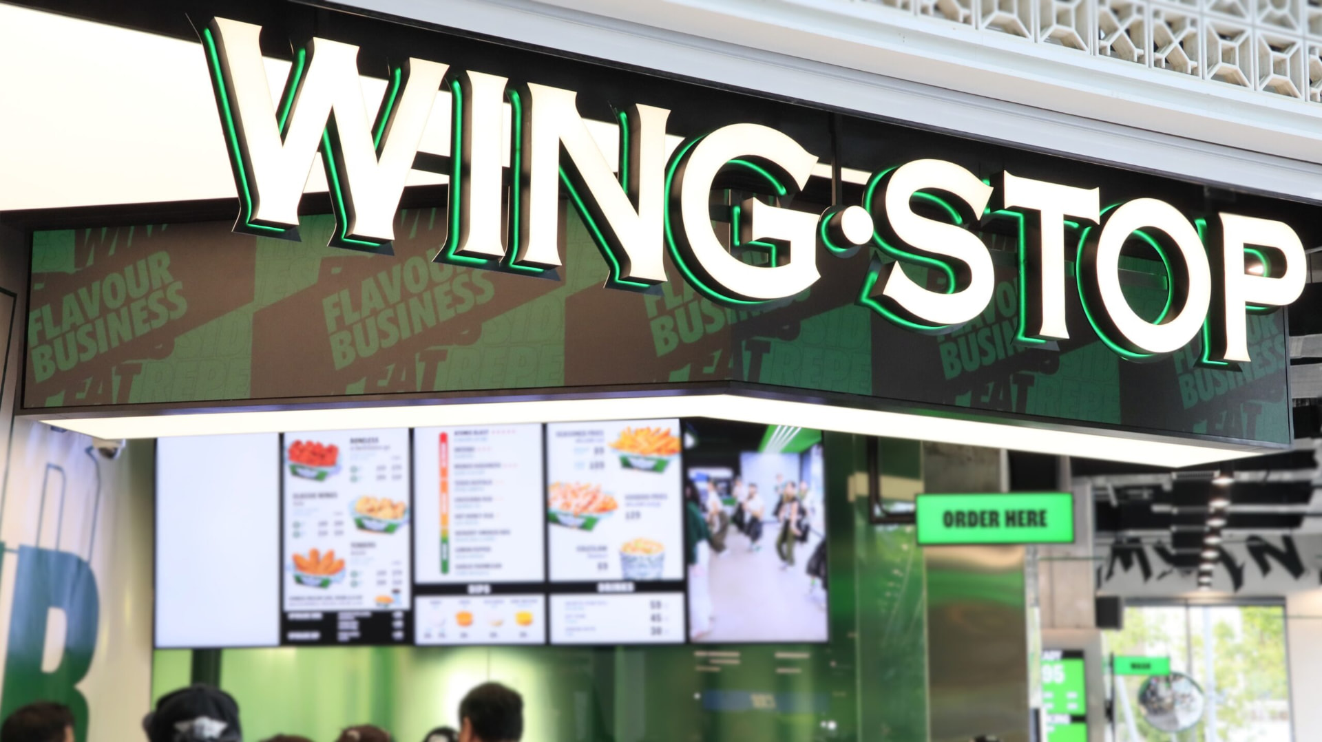 Wingstop Samyan Mitrtown LED Display: More than just showing images, it creates a captivating atmosphere for the entire restaurant. project photo 2